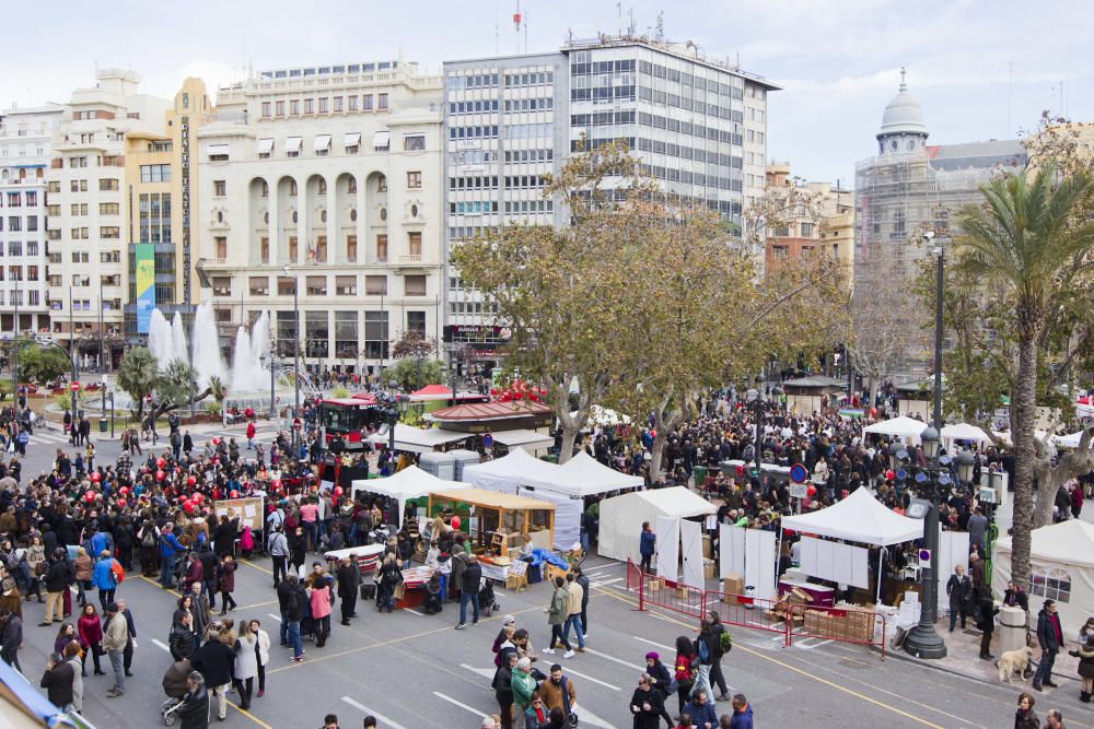 Mercado ecológico en la plaza del Ayuntamiento de Valencia