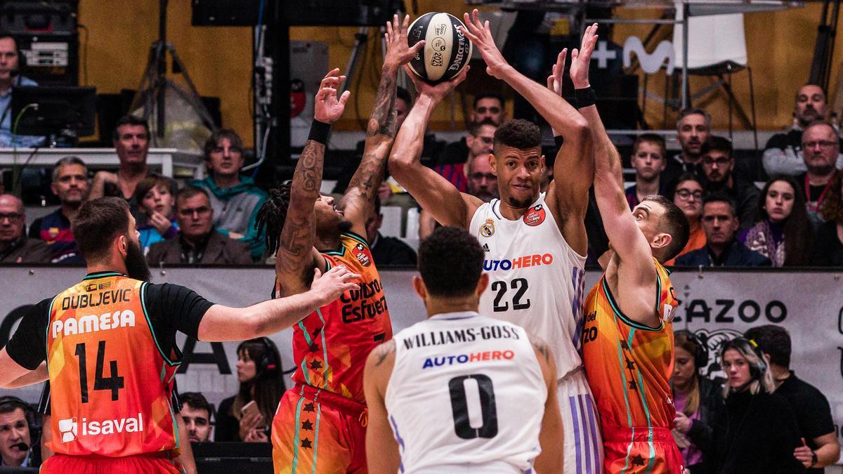 Edy Tavares, rodeado de jugadores del Valencia BC