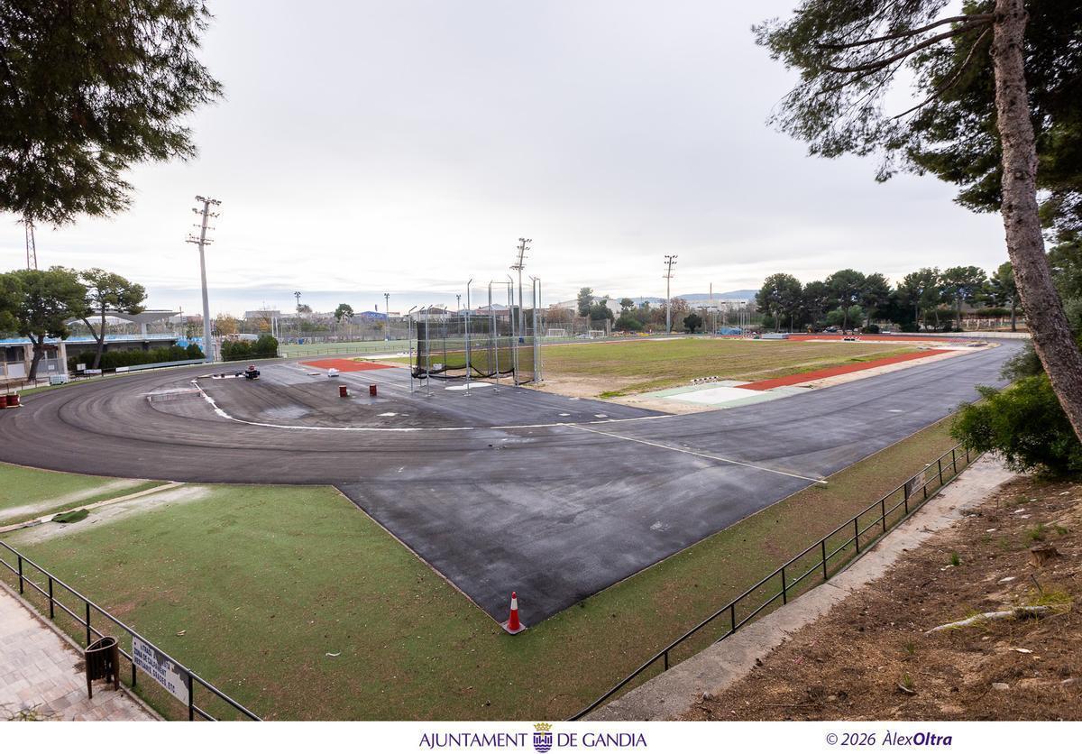 Una imagen de la pista de atletismo de Gandia vacía con las obras paralizadas