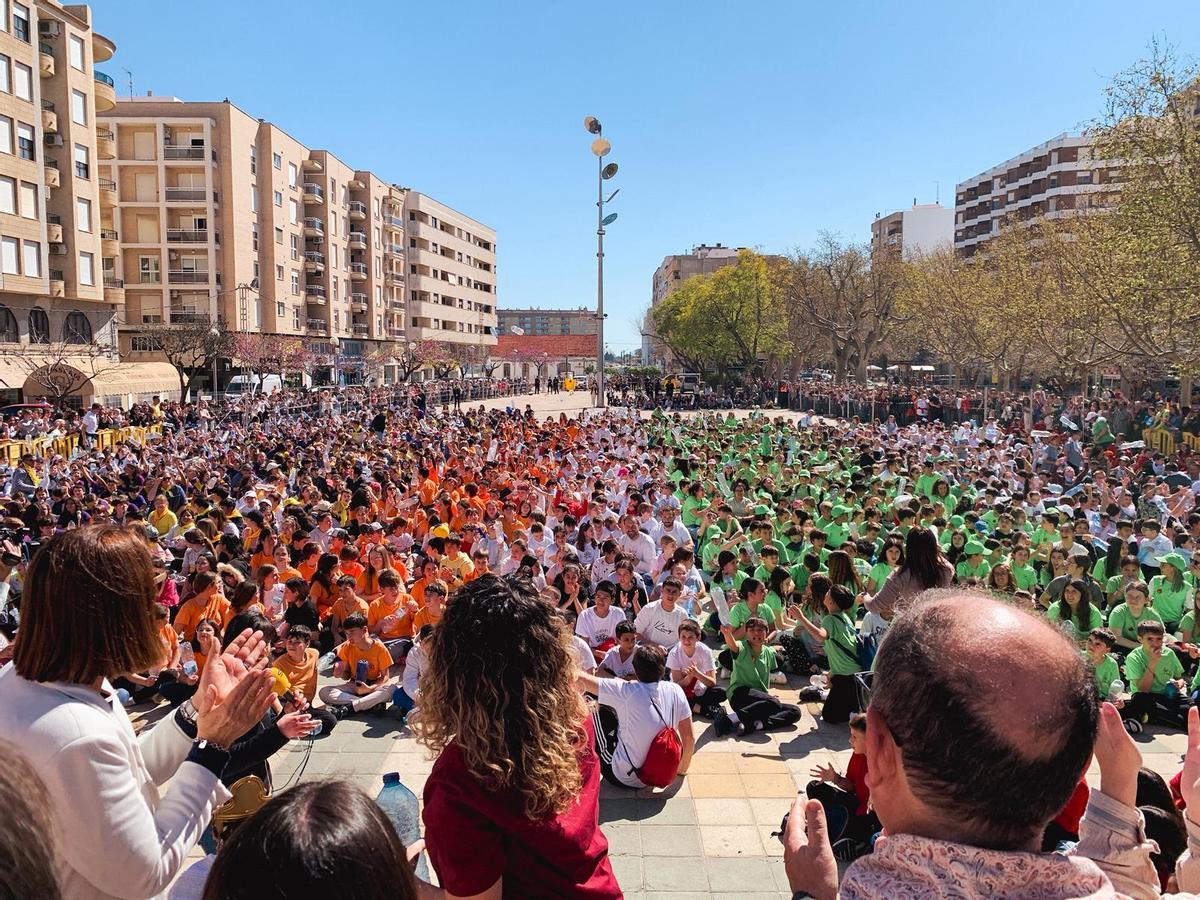 Una imagen del parque de l'estació de Oliva lleno de escolares