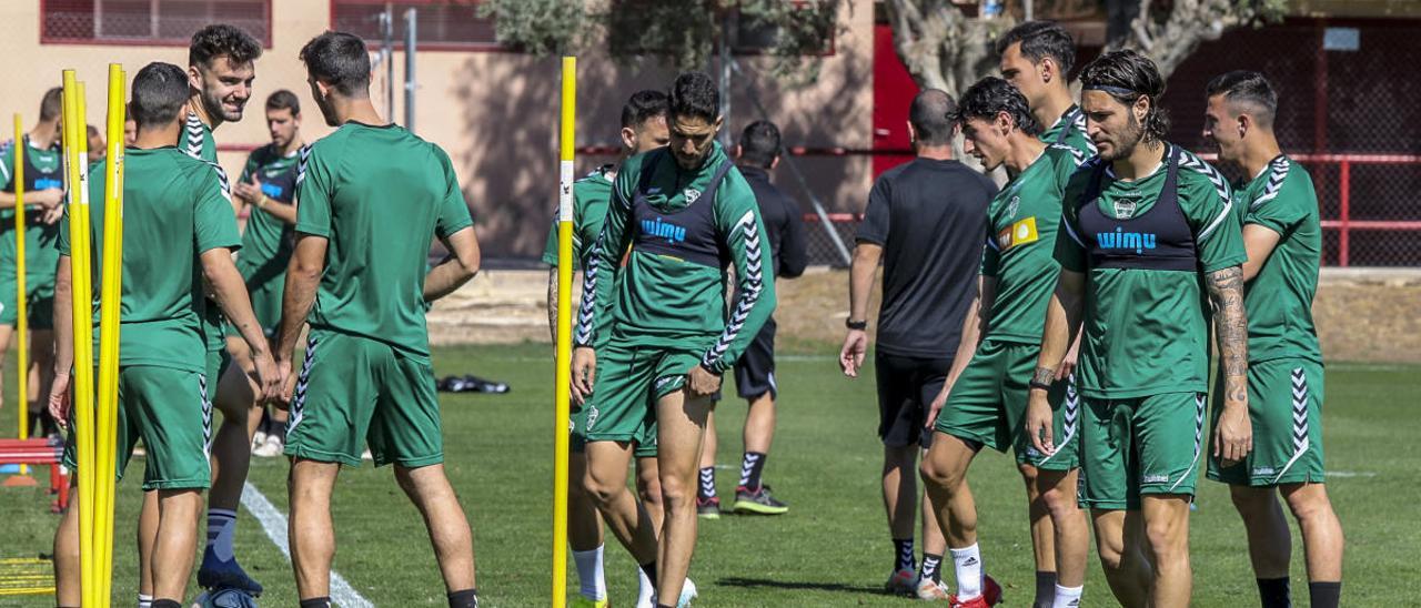 Los jugadores del Elche en un entrenamiento en el polideportivo de Altabix