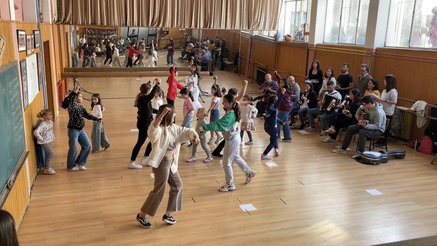 39º Festival de Folklore en la Escuela: los niños bailan danzas típicas en Badajoz