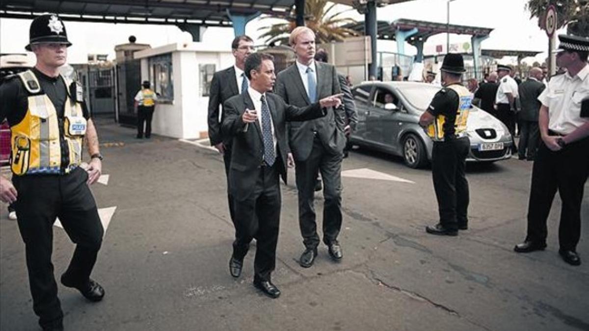 Un miembro del Gobierno de Gibraltar conversa con un delegado de la Comisión Europea en la frontera.