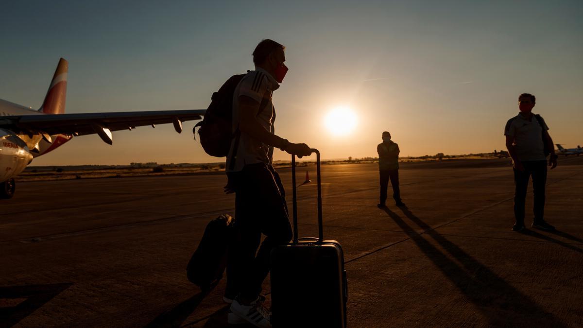 Luis Enrique, bajándose del avión en Badajoz, en la noche de este sábado.