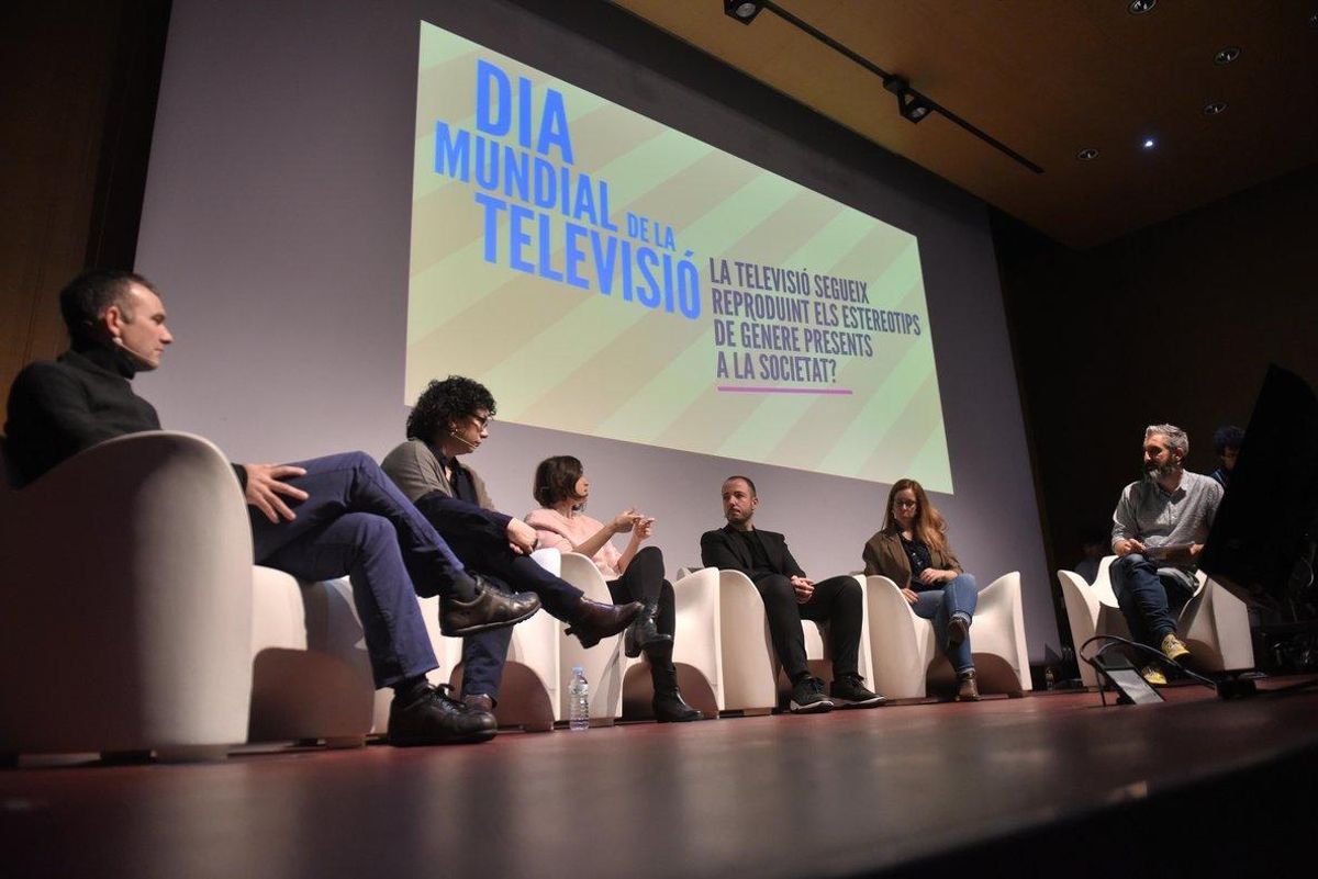 Los tertulianos del Día Mundial de la Televisión en Tecnocampus Mataró: Sergi Vicente, Anna Tarragó, Marta Roqueta, Jaume Ripoll, Alejandra Palés y Roger de Gràcia, que actuaba de presentador.