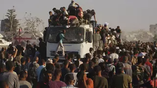 Al menos 20 muertos y decenas de heridos al volcar un camión con ayuda humanitaria en la Franja de Gaza