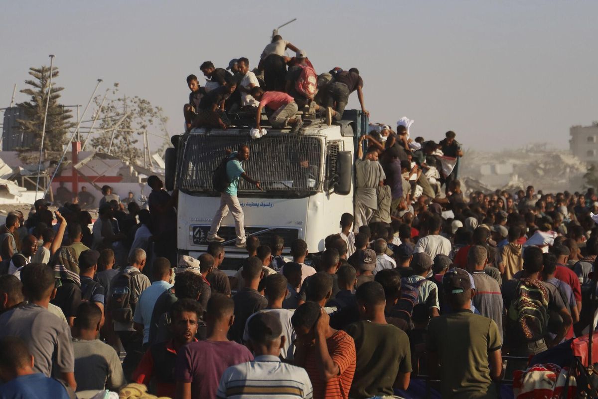 Almenys 20 morts i desenes de ferits al bolcar un camió amb ajuda humanitària a la Franja de Gaza Almenys 20 morts i desenes de ferits al bolcar un camió amb ajuda humanitària a la Franja de Gaza