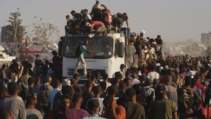 Almenys 20 morts i desenes de ferits al bolcar un camió amb ajuda humanitària a la Franja de Gaza