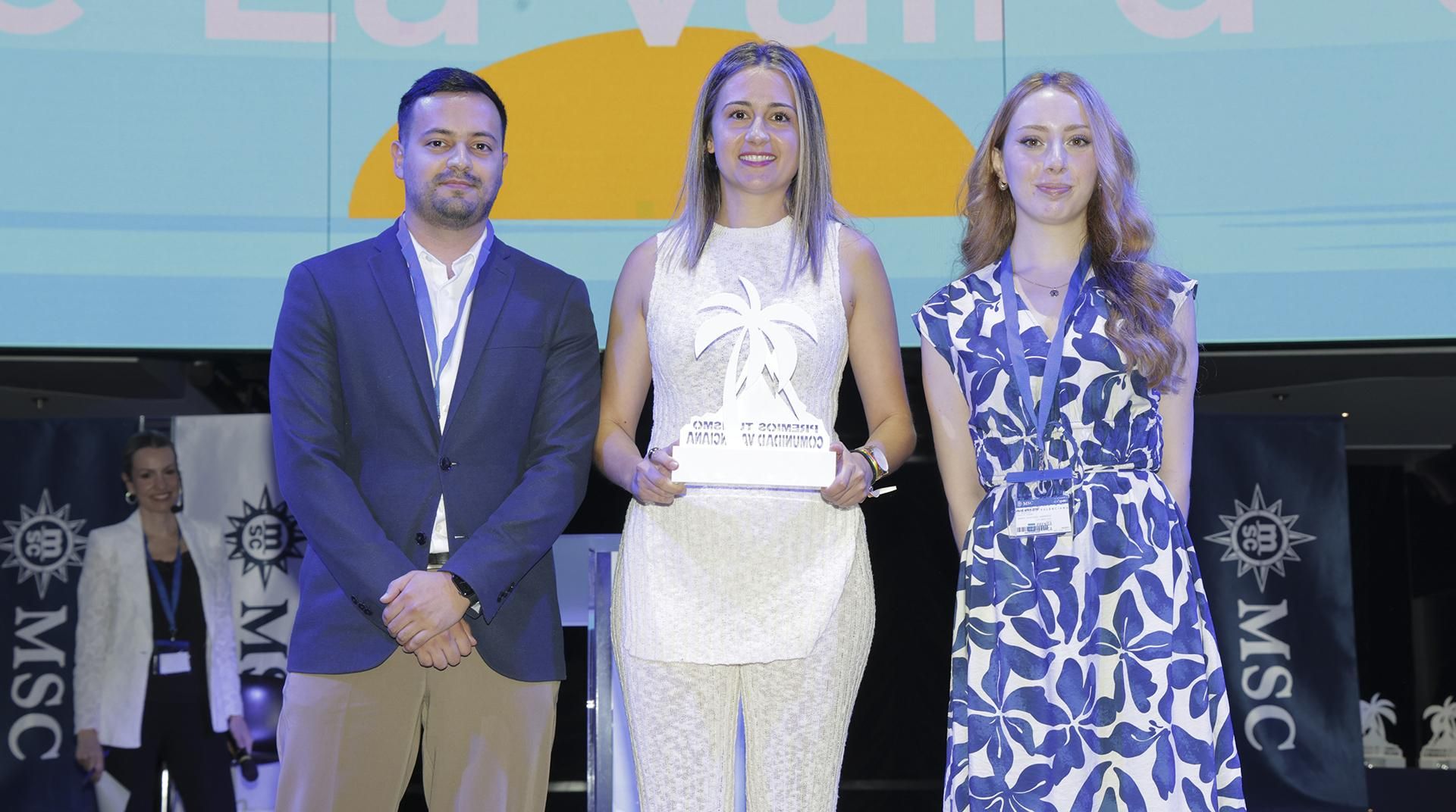 Tania Baños, alcaldesa de la Vall d’Uixó (en el centro) junto a Sergio Orozco y Anabel Rodríguez, responsables del departamento de Marketing de iryo.