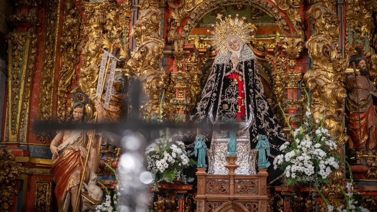 La Virgen de la Soledad en el altar mayor de la Catedral de Badajoz.