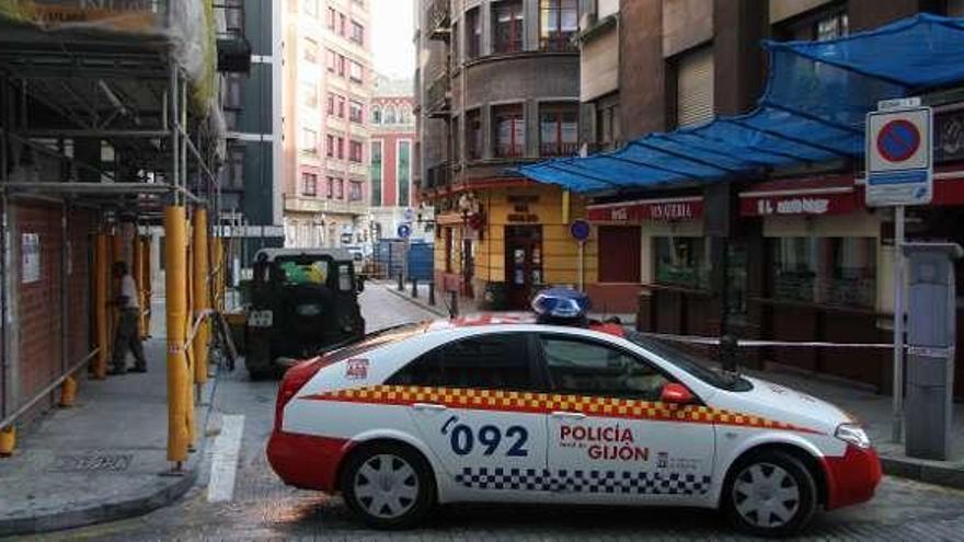 Un coche de la Policía Local en el barrio del Carmen.