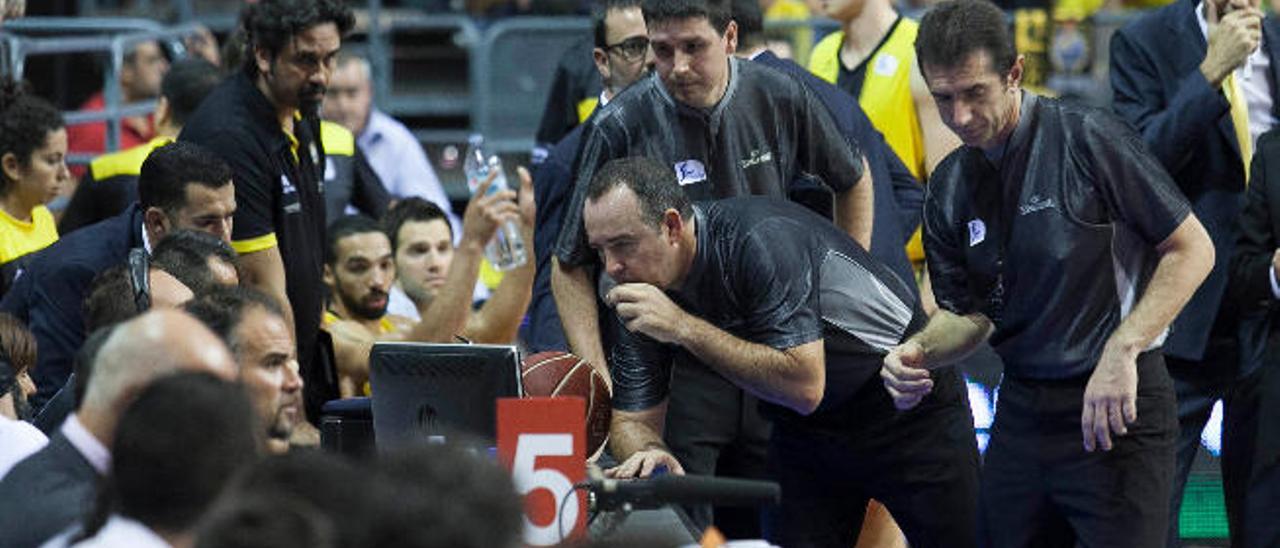 Hubo un sexto jugador en la cancha contra el Herbalife Gran Canaria. El empuje de la afición en la Hamburguesa -apodo del pabellón Santiago Martín- fue clave.