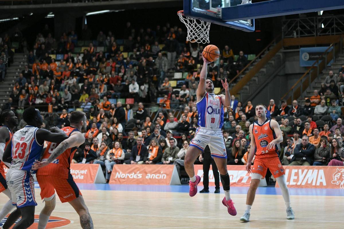 Eddy Polanco entra a canasta durante el partido frente a Leyma Coruña.