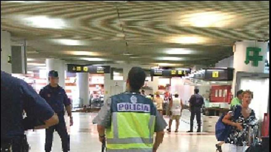 Agentes de la Policía en un registro el pasado verano en el aeropuerto