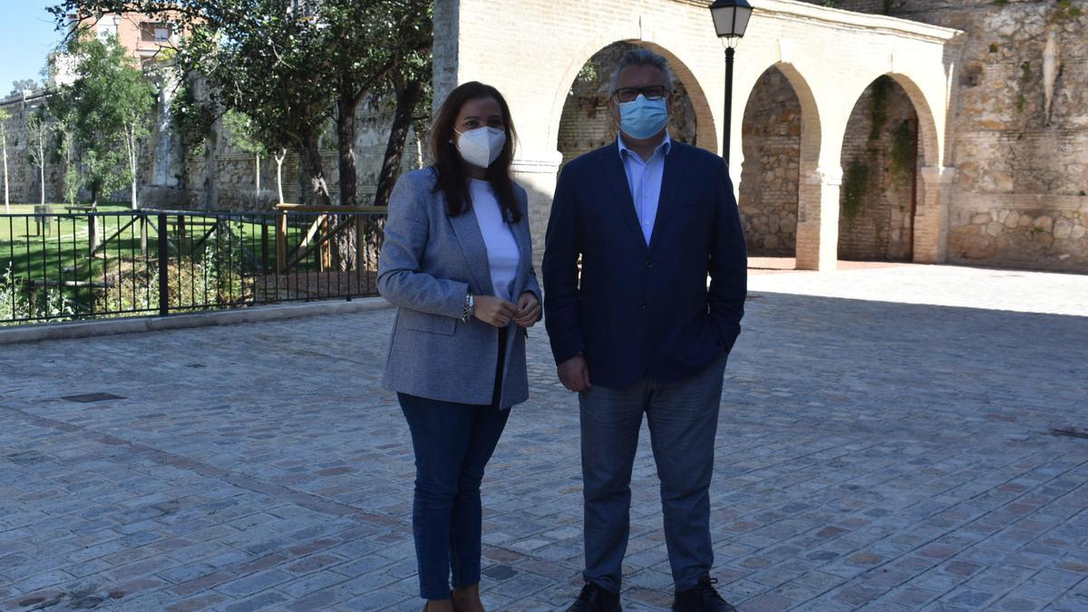 Ana Carrillo y Esteban Morales, ante la arcada por la que se accede al paseo del río.