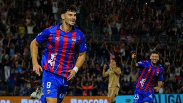 Mariano Carmona celebra su primer gol en el fútbol profesional, en el Eldense-Cádiz.