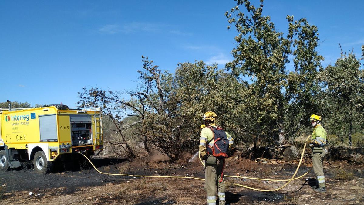 Extinción de un incendio en Sayago