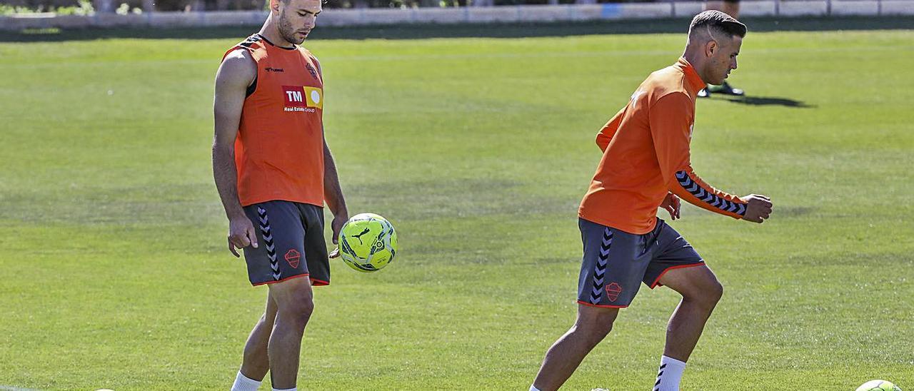 Lucas Boyé dando toques al balón y Luismi iniciando una jugada, en un entrenamiento. | ANTONIO AMORÓS