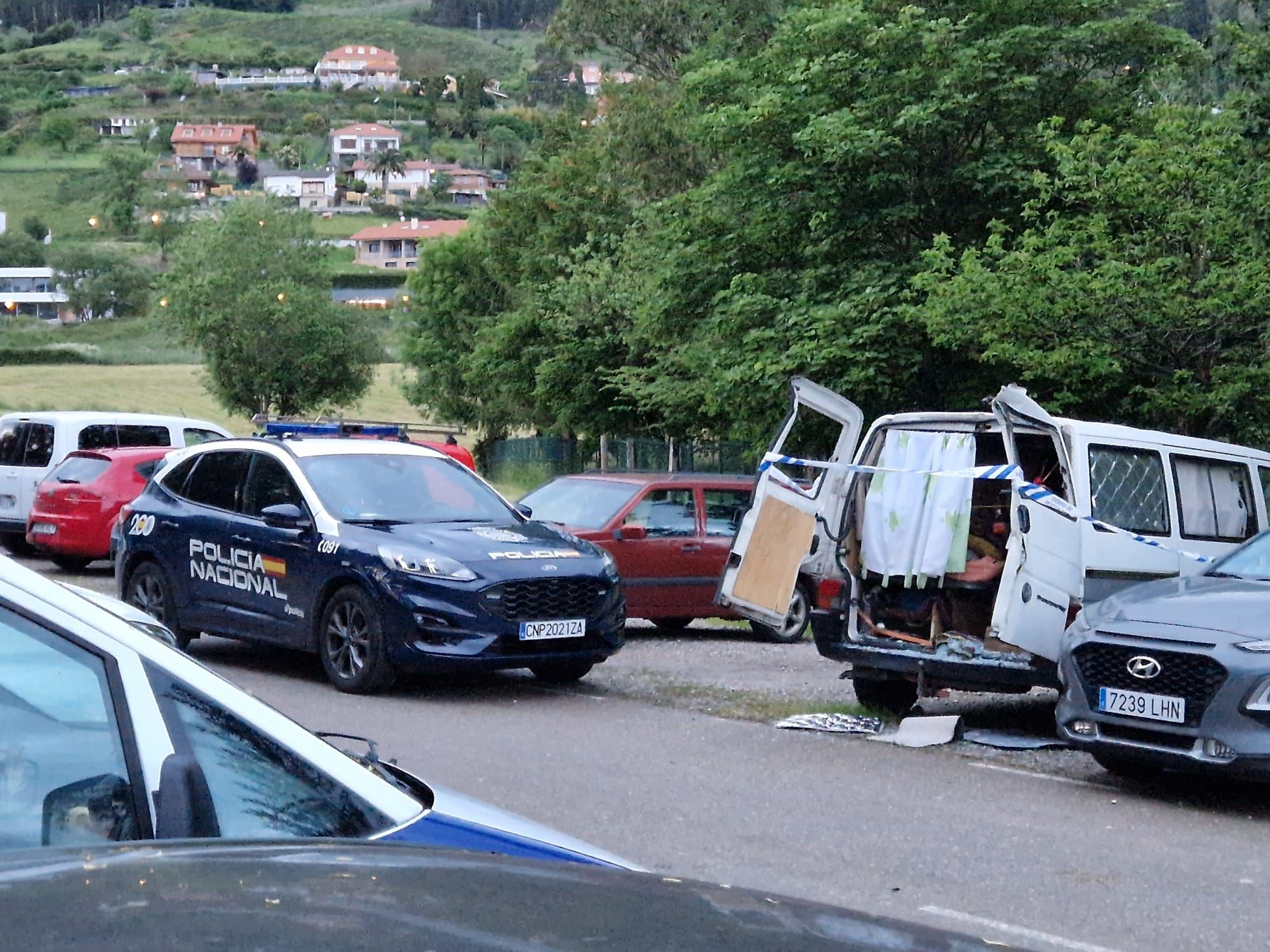 EN IMÁGENES | Aparece un hombre muerto y "momificado" dentro de una furgoneta en un aparcamiento en Oviedo