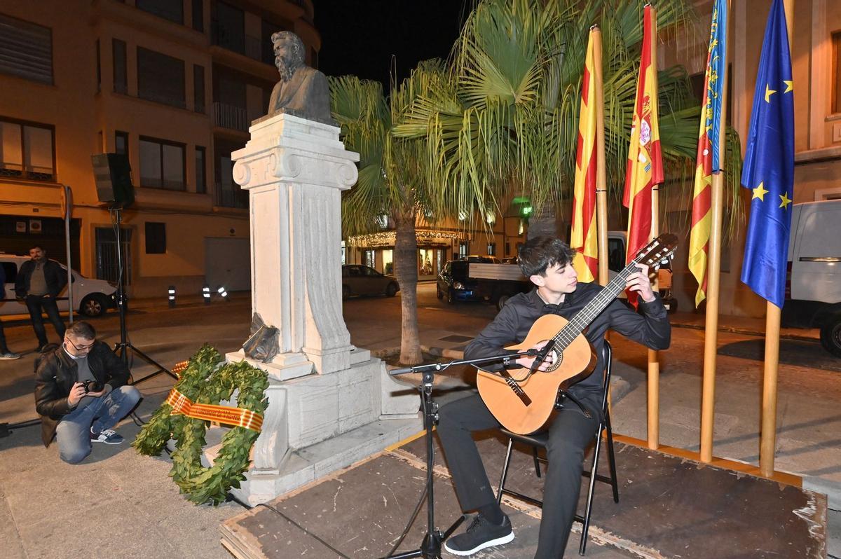 La interpretación de piezas de Francisco Tárrega junto al busto del guitarrista y compositor vila-realense más internacional no falta en el homenaje que le rinde su ciudad.