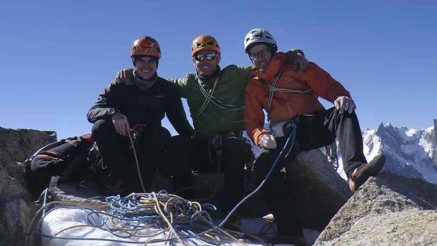 Ramón Cifuentes, Fernando Casquero y Jorge Manrique en lo más alto del Petit Dru.