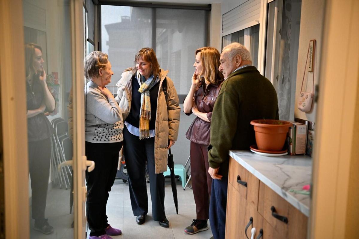 Pilar Alegría y Lola Ranera con dos vecinos de balsas Ebro Viejo.