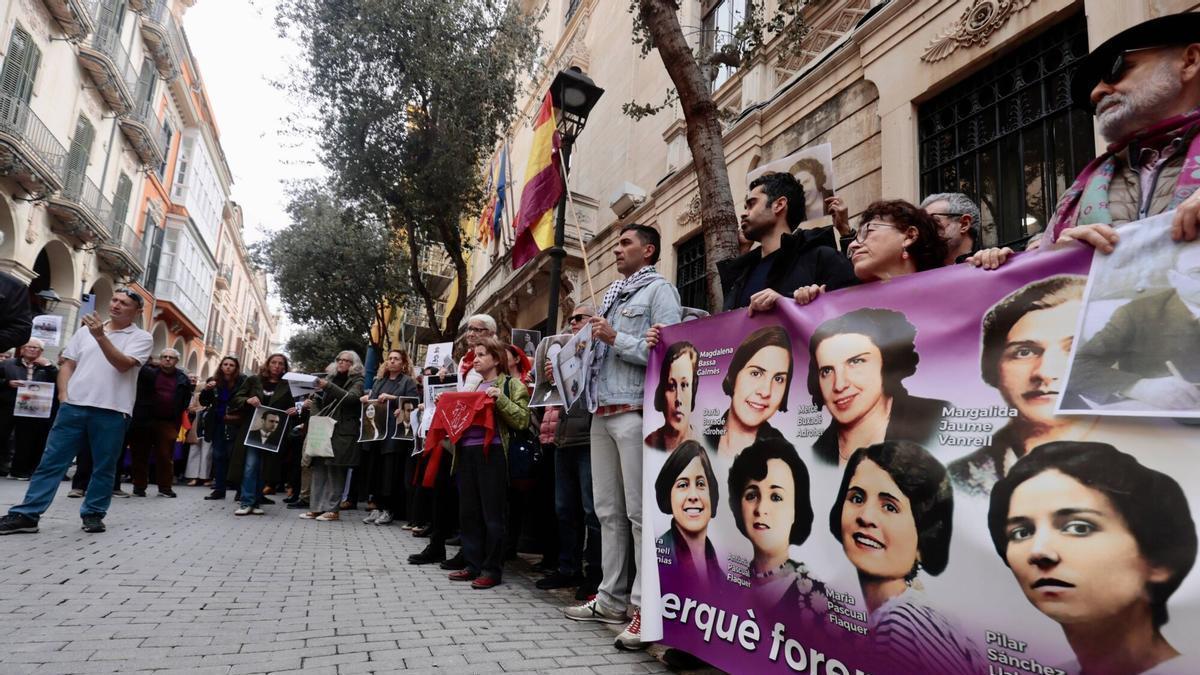 Unas 200 personas protestan contra la derogación de la ley de Memoria Democrática