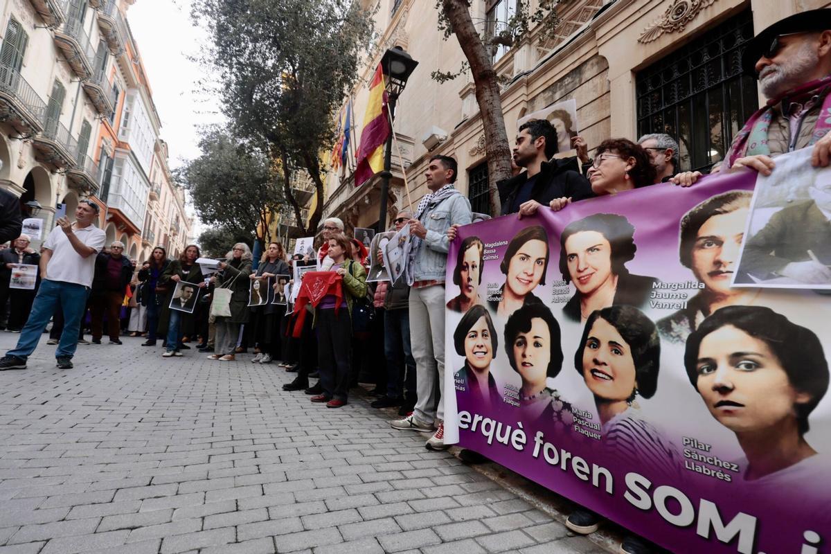 Unas 200 personas protestan contra la derogación de la ley de Memoria Democrática Unas 200 personas protestan contra la derogación de la ley de Memoria Democrática