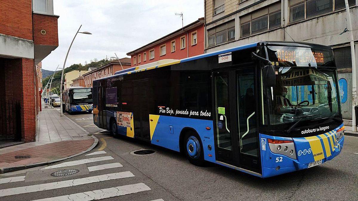 Uno de los convoyes dobles, ayer, en La Felguera.