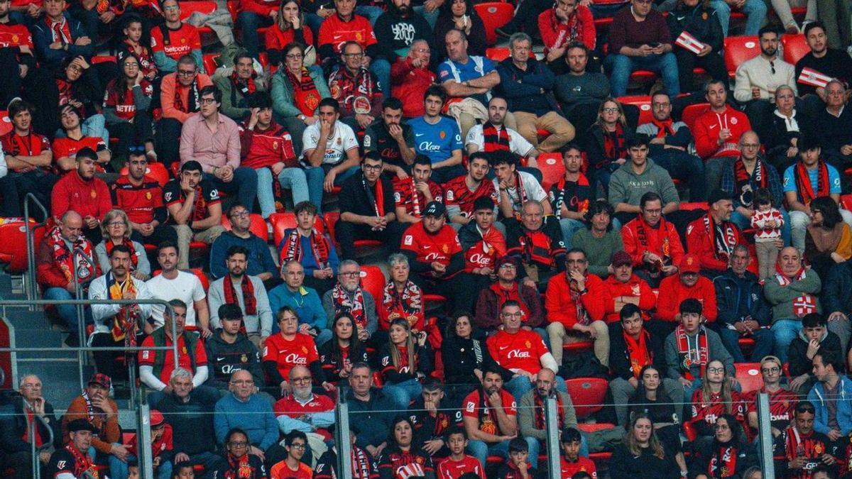 Aficionados del Mallorca en el partido ante el Athletic en San Mamés.