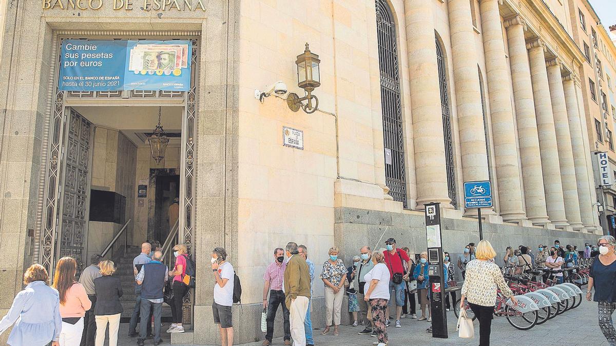 Filas en la sede del Banco de España en Zaragoza, hace unas semanas, debido a la finalización del periodo para cambiar euros por pesetas