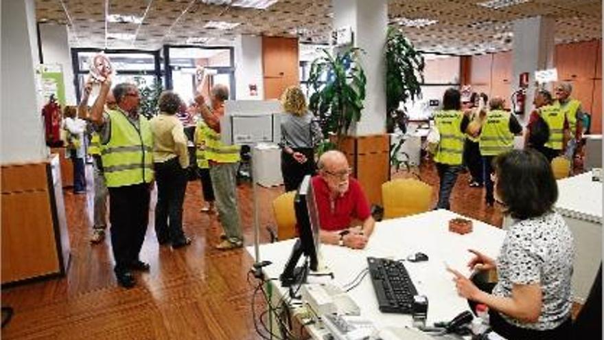 Els &quot;jubilats indignats&quot; a l&#039;interior de la seu de la seguretat social de Girona, a la carretera santa Eugènia.