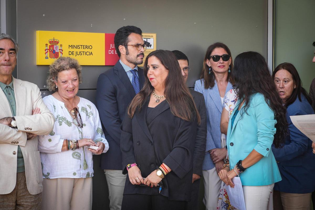 La magistrada Beatriz Biedma, de negro, durante el paro simbólico de jueces y fiscales del pasdo 11 de junio a las puertas de los juzgados de Badajoz.