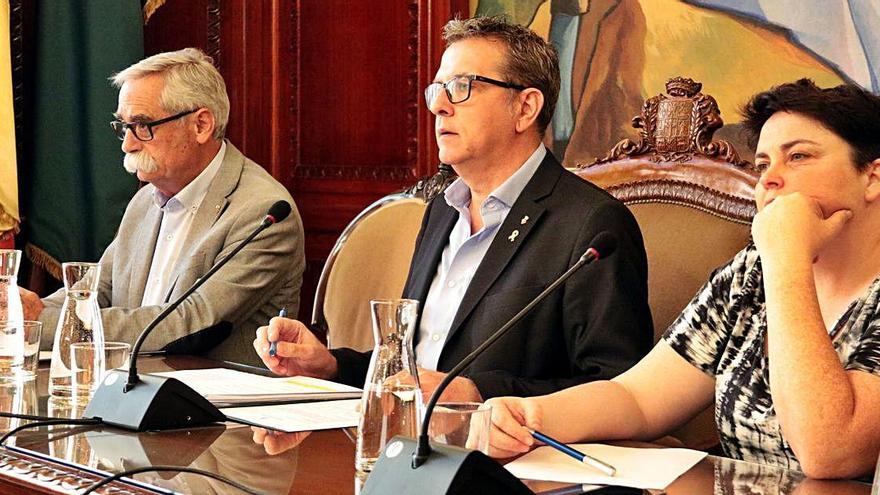 Antoni Navinés (esquerra) al costat del president de la Diputació, Joan Talarn, i Estefania Rufach