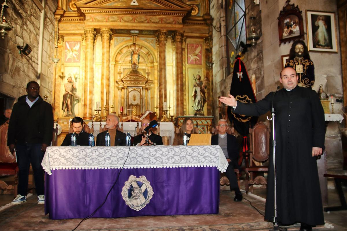 José Ramón Jorge Mosquera, derecha, presentando a Francisco, sacerdote que se incorpora a la Unidad Pastoral de Porto do Son.