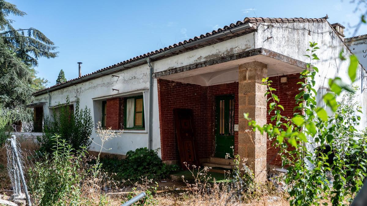 Fotogalería | La huella del abandono en las antiguas viviendas policiales de la avenida de Cervantes de Cáceres