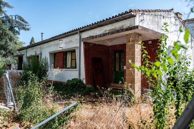 Fotogalería | La huella del abandono en las antiguas viviendas policiales de la avenida de Cervantes de Cáceres