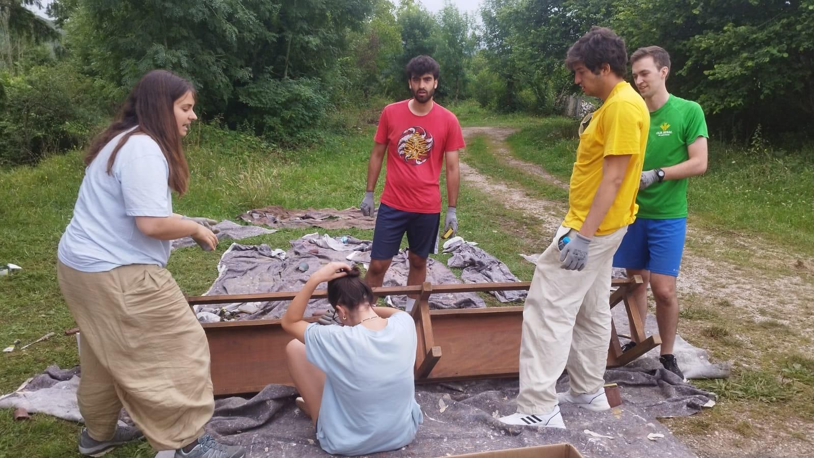 Más de medio centenar de jóvenes voluntarios de Madrid ayudan a recupera el patrimonio de Cabrales
