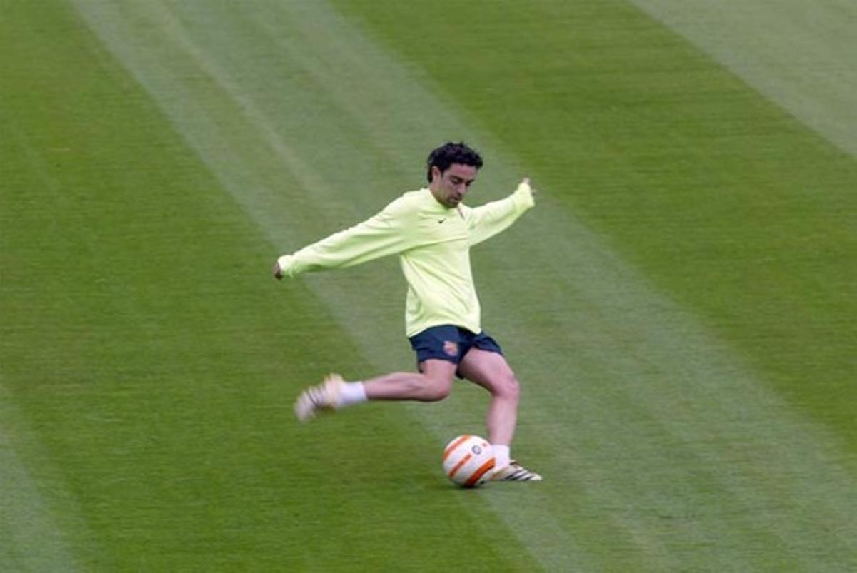 Xavi torna a tocar la pilota després d’una lesió de lligaments encreuats que el va mantenir apartat del terreny de joc durant 5 mesos la temporada 2005-2006.