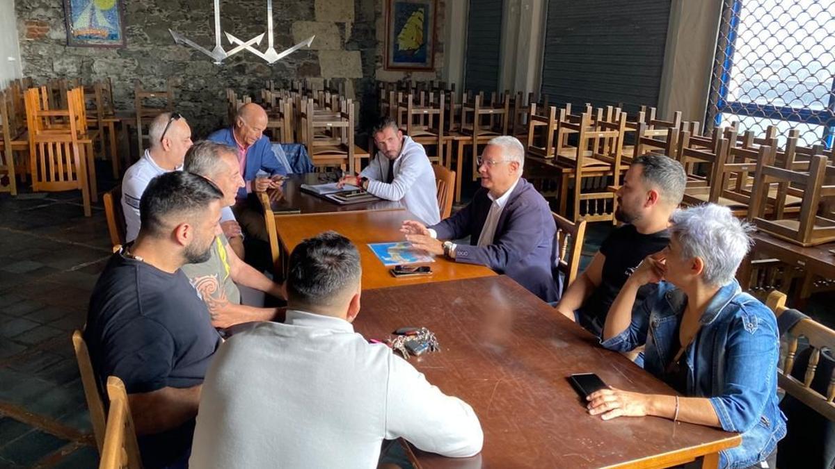 Encuentro entre el concejal del distrito Vegueta, Cono Sur y Tafira, Prisco Navarro, con representantes vecinales.