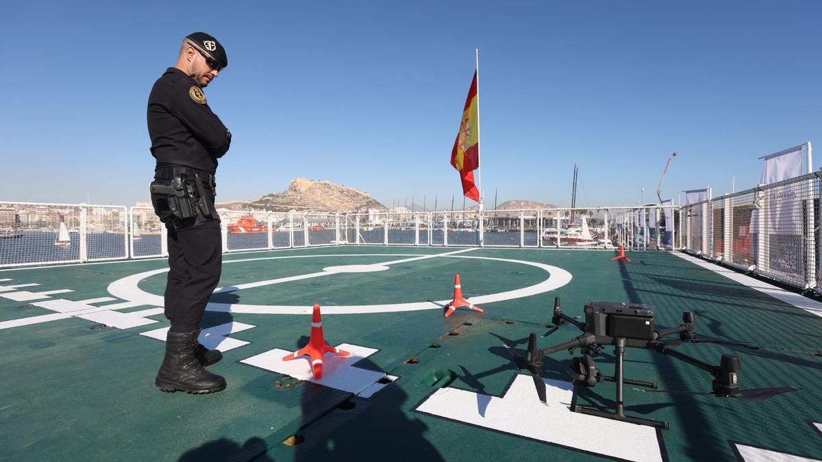 Un Guardia Civil con los drones en el buque oceánico que ha asistido la Ocean Race