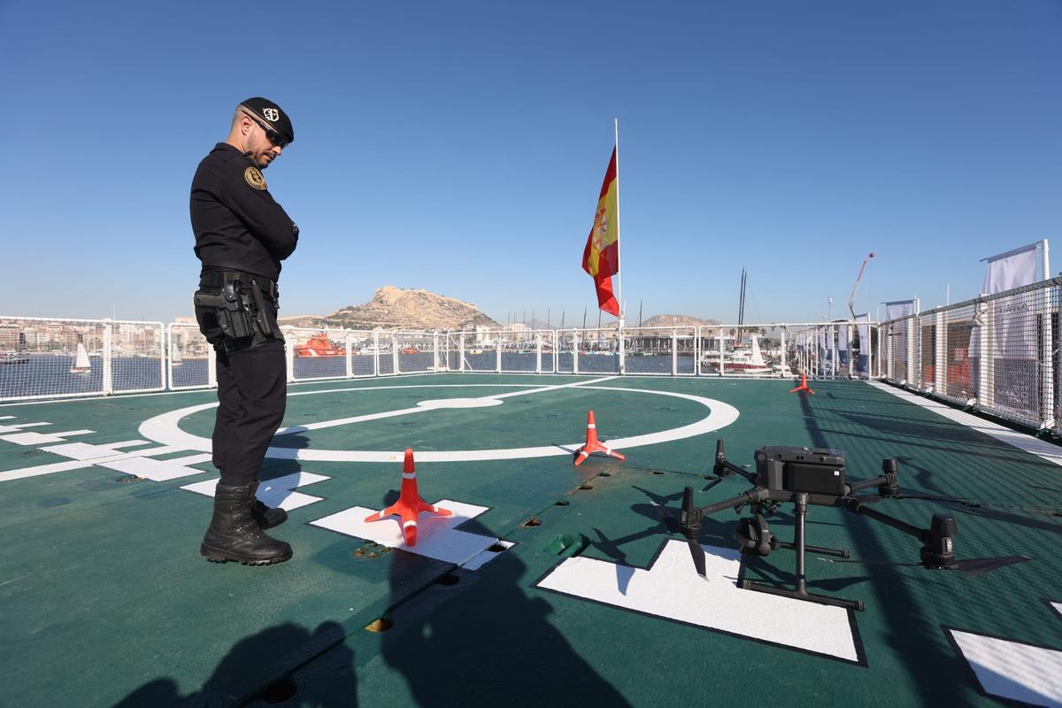 Un Guardia Civil con los drones en uno de los buques que han asistido la Ocean Race