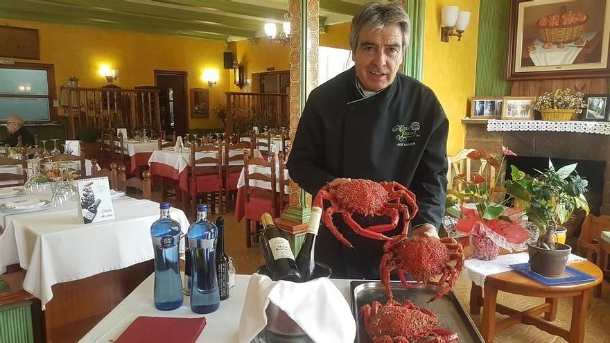 Jaume Marimon i Closa, en el restaurante Cal Jaumet de Tora (Lérida), con centollos enviados a Cataluña desde O Grove.