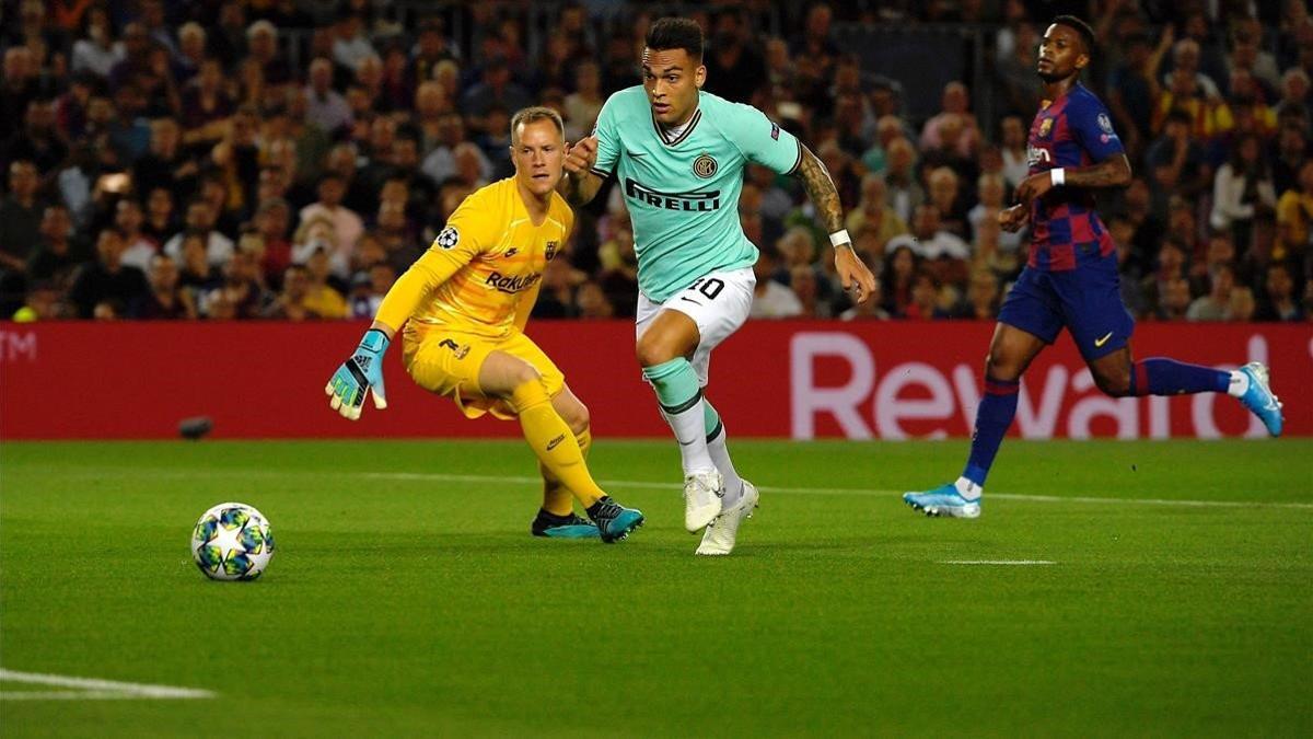 Lautaro esquiva a Ter Stegen antes de marcar el 0-1 del Inter en el Camp Nou el octubre pasado.