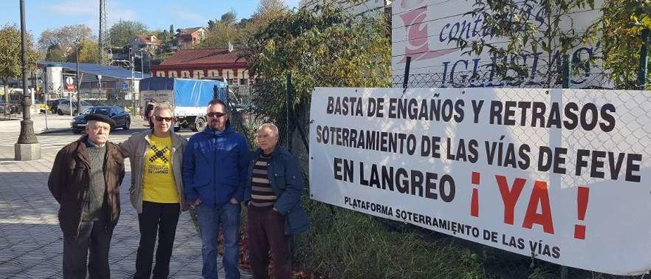 Vicente Gutiérrez, Xuacu de Hoyos, David García y Julio Fueyo, de la Plataforma pro Soterramiento, ayer en la zona de la glorieta de Valnalón, en La Felguera.