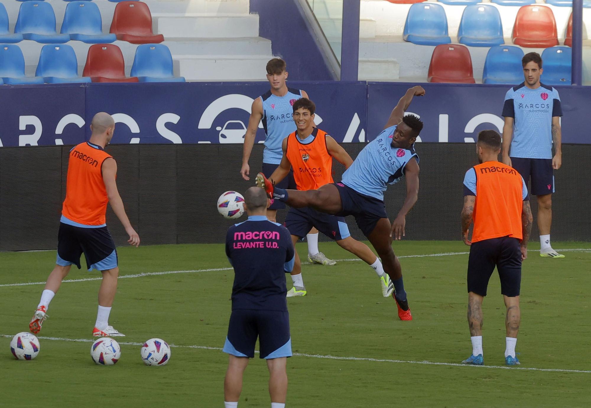 Entrenamiento del Levante UD previo al encuentro frente al Racing de Ferrol