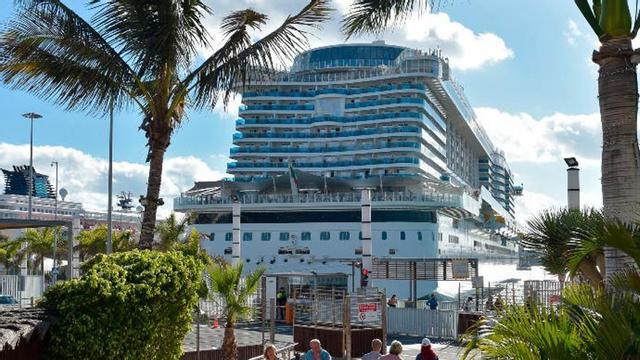 El crucero 'AIDAnova' atracado en Santa Catalina durante una de sus escalas. A la izquierda, el 'Zenith'.
