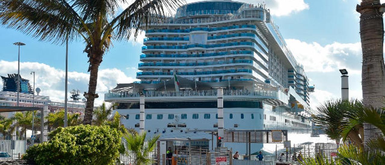 El crucero &#039;AIDAnova&#039; atracado en Santa Catalina durante una de sus escalas. A la izquierda, el &#039;Zenith&#039;.