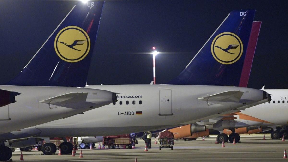 Aviones de Lufthansa en tierra por la huelga de pilotos en el aeropuerto de Hamburgo.