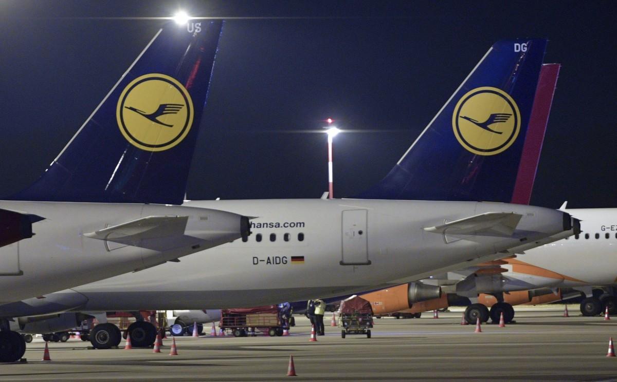 HA06 HAMBURGO (ALEMANIA) 23/11/2016.- Aviones de la aerolínea Lufthansa permanecen aparcados en la pista del aeropuerto de Hamburgo (Alemania) hoy, 23 de noviembre de 2016. Lufthansa informó ayer de que hoy operará 2.124 vuelos de los 3.000 que estaban programados para la jornada, y precisó que afectará a rutas de largo y corto recorrido desde Alemania. La protesta de los pilotos de Lufthansa no afectará a las filiales Eurowings, Swiss, Austrian Airlines, Air Dolomiti y Brussels Airlines. La huelga ha obligado a cancelar al menos 66 vuelos, sobre todo conexiones aéreas nacionales, aunque también se han suspendido algunas rutas a Praga y Viena. EFE/Axel Heimken